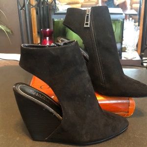 Zip up closed toed open heel mule black like suede